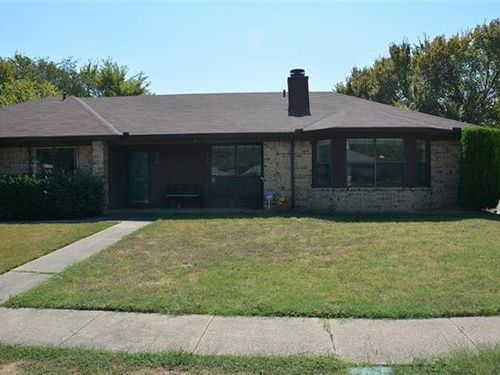 216 E Denton Dr, Euless, TX, 76039-3441 | Card Image