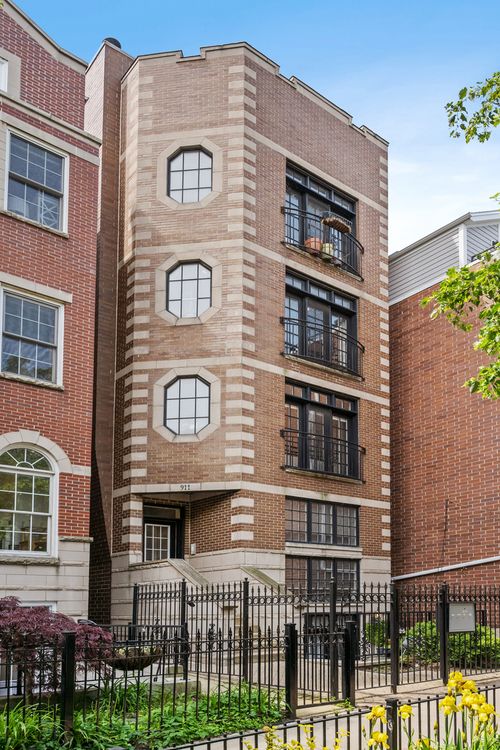 apt-1-911 W Roscoe St, Chicago, IL, 60657-1937 | Card Image