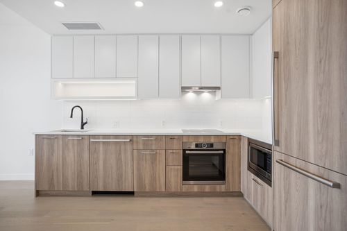 202-8398 Oak St, Vancouver, BC, V6P0L9 | Card Image