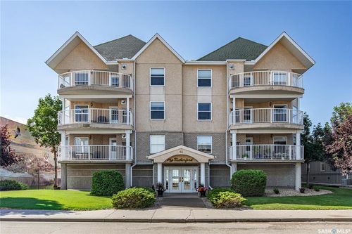 104 - 65 Hochelaga St W, Condo with 2 bedrooms, 2 bathrooms and 1 parking in Moose Jaw SK | Card Image