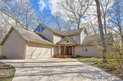 4302 W Woodward Drive, Franklin, WI, 53132 | Card Image