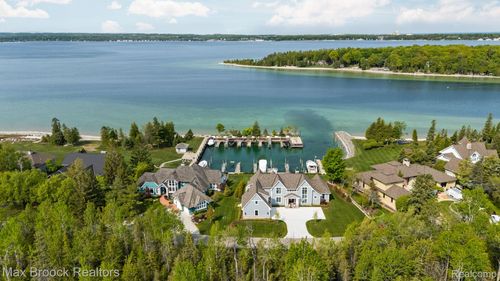 7615 Oyster Bay Dr, Charlevoix, MI, 49720-8823 | Card Image