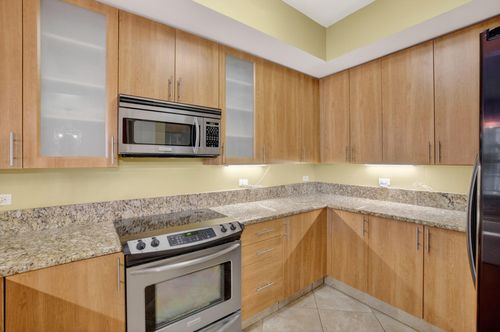 101-2633 Ne 14th Ave, Wilton Manors, FL, 33334-4387 | Card Image