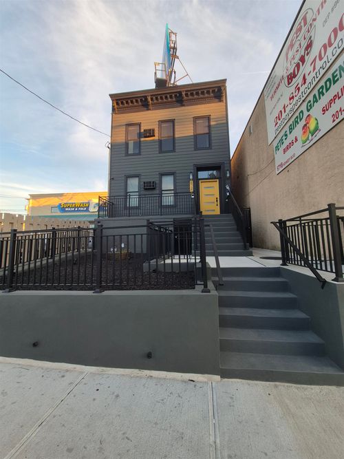 6720 Kennedy Blvd W, West New York, NJ, 07093-1714 | Card Image