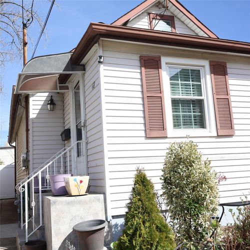 42 Yale St, Inwood, NY, 11096-1025 | Card Image