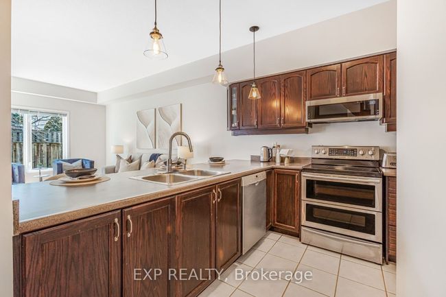 10 - 81 Valridge Dr, Condo with 3 bedrooms, 2 bathrooms and 1 parking in Ancaster ON | Image 5