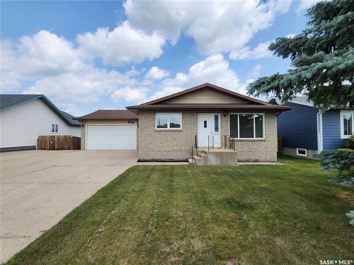 540 10 Ave W, Melville, SK, S0A2P0 | Card Image