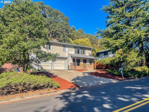 1298 Ne Lincoln St, Roseburg, OR, 97470-2123 | Card Image