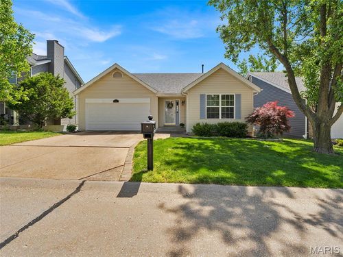 1562 Glenn Brooke Woods Cir, Ballwin, MO, 63021-8489 | Card Image