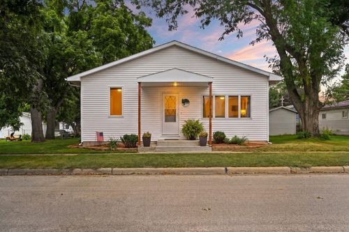 303 1st St Sw, Hopkinton, IA, 52237-9652 | Card Image