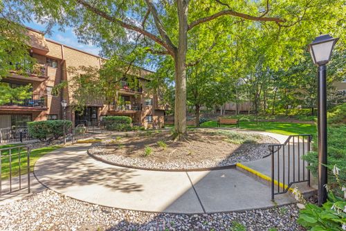 apt-204-404 Melrose Ave, Glen Ellyn, IL, 60137-4515 | Card Image