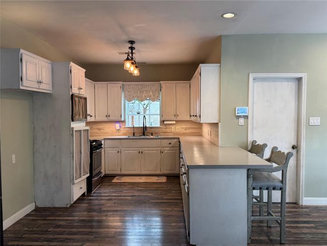 Kitchen with breakfast bar. Gas range. | Image 7