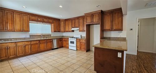 7025 Rhea Ave, Reseda, CA, 91335-4006 | Card Image