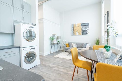 301-11 Queen St, Brantford, ON, N3T3B1 | Card Image