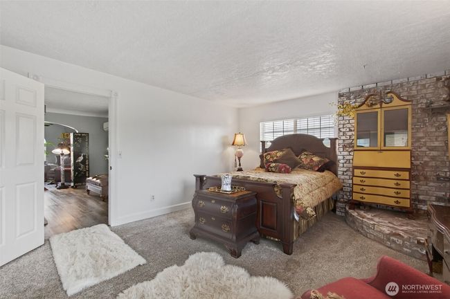Master bedroom with ensuite. | Image 32