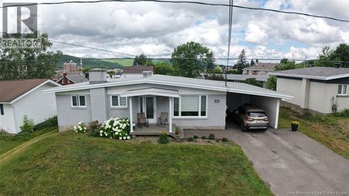 60 32 E Ave, House with 4 bedrooms, 2 bathrooms and null parking in Edmundston NB | Card Image