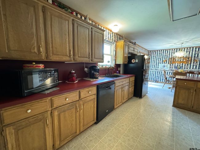 22001 County Road 2321, House other with 3 bedrooms, 2 bathrooms and null parking in Arp TX | Image 15