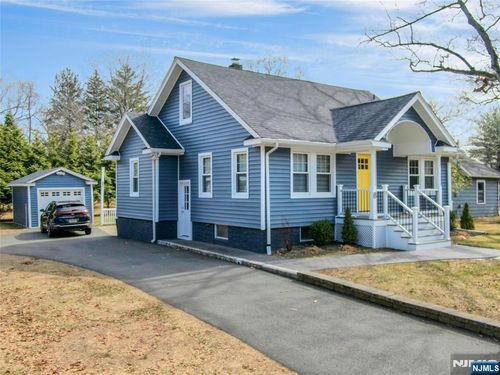 8 Edgewood Ave, Wyckoff, NJ, 07481-3422 | Card Image