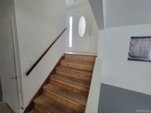 30022 White St, Gibraltar, MI, 48173-9425 | Card Image