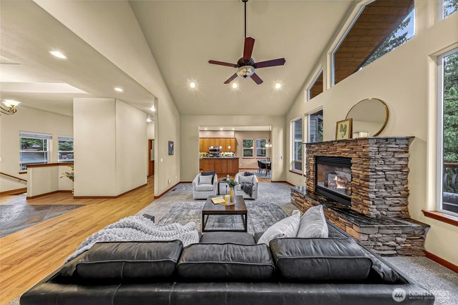 Open living space | Image 5