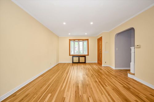 21 150th St, Whitestone, NY, 11357-3628 | Card Image