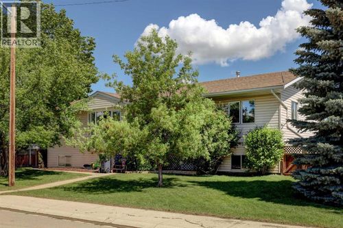 426 9 St, Beiseker, AB, T0M0G0 | Card Image