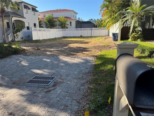 2705 W Bay Ave, TAMPA, FL, 33611-4717 | Card Image