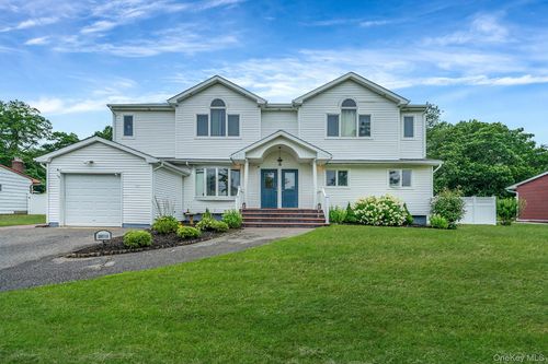 39 Aron Dr, Bohemia, NY, 11716-1330 | Card Image