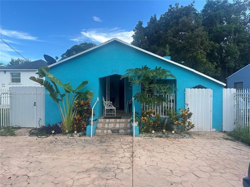 390 Ne 166th St, Miami, FL, 33162-3558 | Card Image