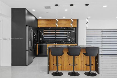 0-19511 Ne 18th Pl, Miami, FL, 33179-3641 | Card Image