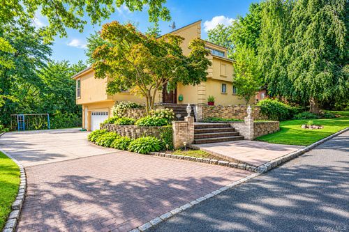 150 Mimosa Dr, Roslyn, NY, 11576-2235 | Card Image