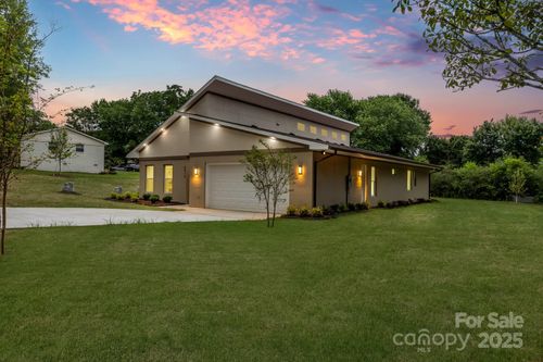 8516 Denbur Dr, Charlotte, NC, 28215-7091 | Card Image