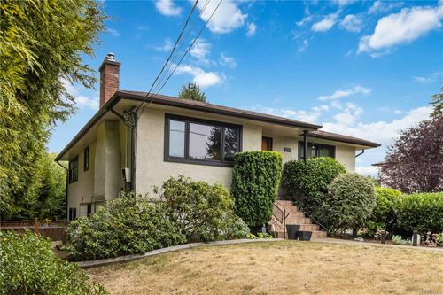 999 Londonderry Rd, Saanich, BC, V8X3K3 | Card Image