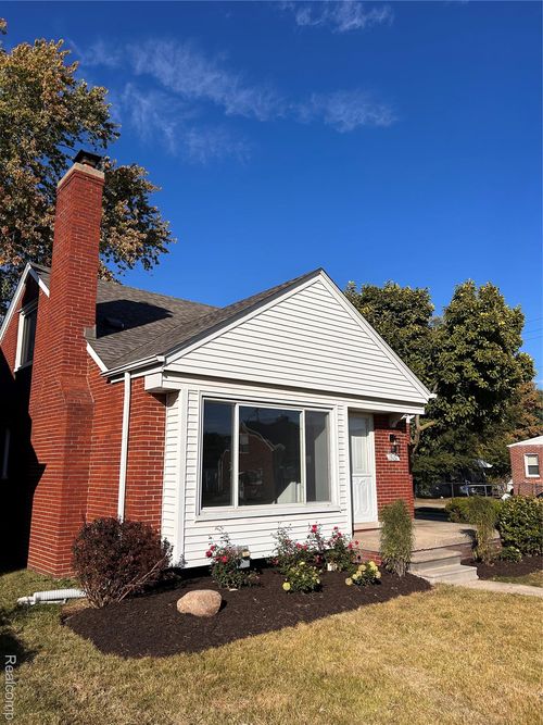 15161 Sprenger Ave, Eastpointe, MI, 48021-2805 | Card Image