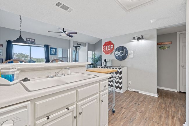 111 Comanche Pt, Townhouse with 3 bedrooms, 2 bathrooms and 2 parking in Point Venture TX | Image 13