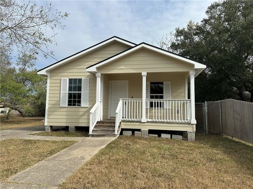 821 Avenue C, Sinton, TX, 78387-3678 | Card Image