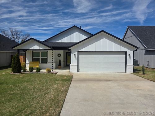 404 W Muskogee Ave, Chouteau, OK, 74337-3539 | Card Image