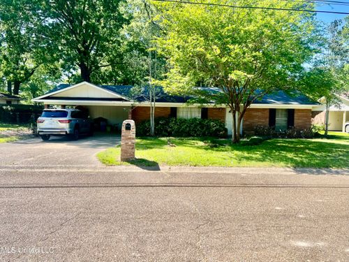 136 Pecanwood Dr, Natchez, MS, 39120-5249 | Card Image
