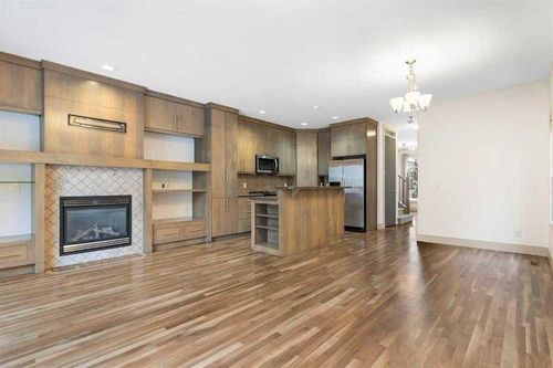 3-2421 29 St Sw, Calgary, AB, T3E2K3 | Card Image