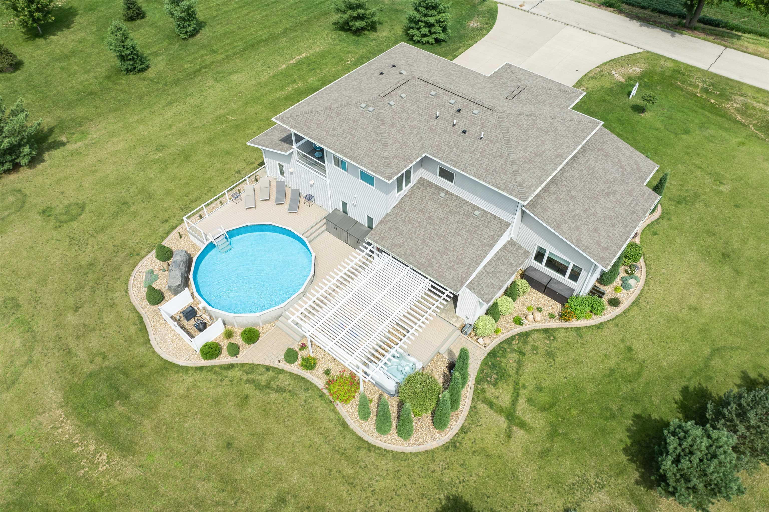 Douglas Rd, Waterloo, IA 50703