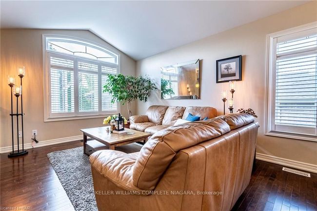 3617 Weinbrenner Rd, House other with 4 bedrooms, 2 bathrooms and 7 parking in Niagara Falls ON | Image 5