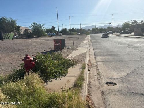 911 Parkview Dr, Las Cruces, NM, 88001-5461 | Card Image