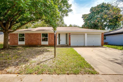 813 Colony Dr, Crowley, TX, 76036-2201 | Card Image