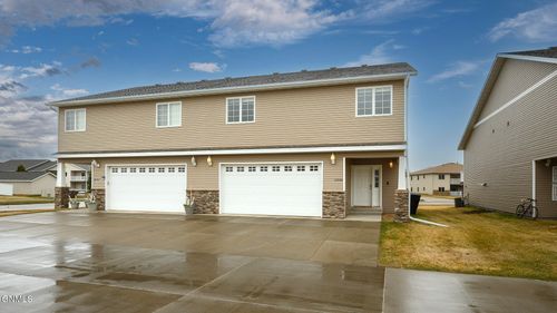 2806 Waters Edge Lane Se, Mandan, ND, 58554 | Card Image