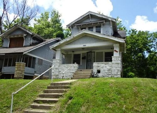 3828 Chestnut Ave, Kansas City, MO, 64128-2450 | Card Image