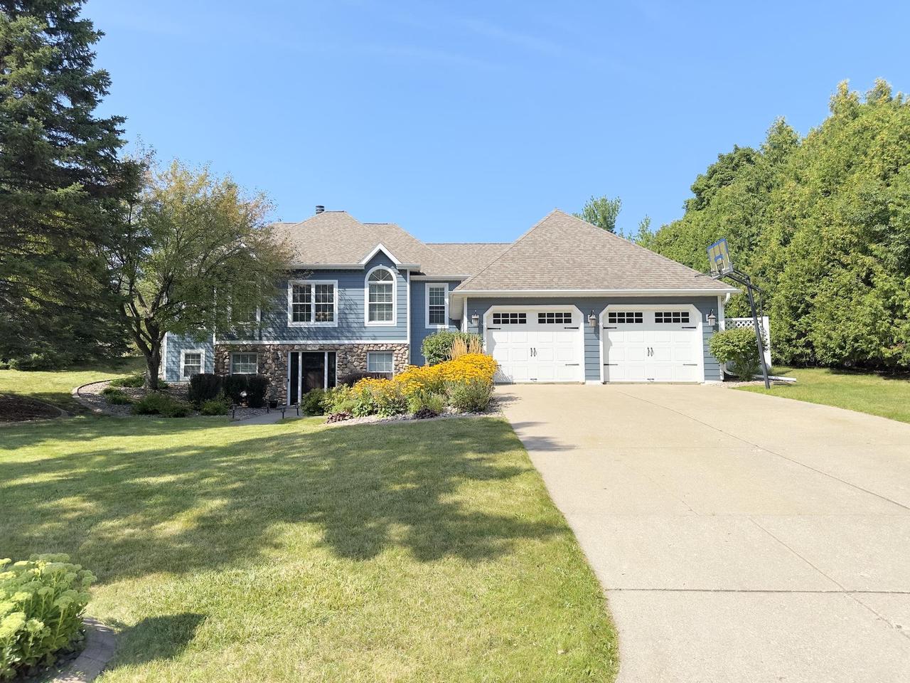 Bay Highlands Cir, Green Bay, WI 54311
