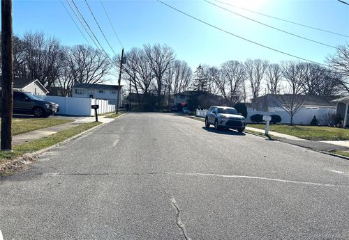 116 Madison Ave, Amityville, NY, 11701-1830 | Card Image
