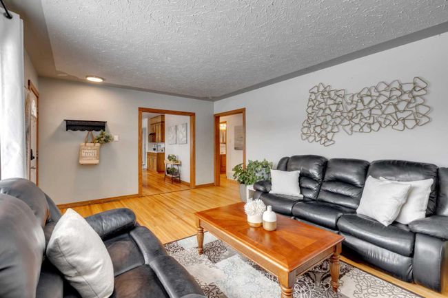 2533 Sable Drive Se, Home with 4 bedrooms, 2 bathrooms and 3 parking in Calgary AB | Image 6