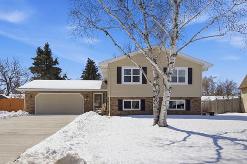 417 Valley Ave, Moorhead, MN, 56560-4915 | Card Image