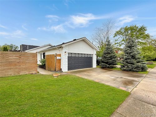 22432 Maple St, Saint Clair Shores, MI, 48081-2315 | Card Image